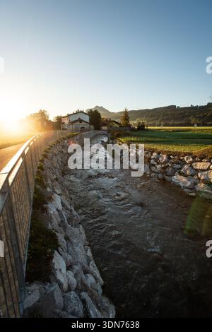 Entlang des Brunnbach am Themenweg „die Mühlen am Brunnbach“ in Thalgau im Salzburger Flachgau, Salzburg, Österreich am 20.09.2023. // entlang des Brunnbachs auf dem Themenweg „die Mühlen am Brunnbach“ in Thalgau im Salzburger Flachgau, Salzburg, Österreich am 20. September 2023. - 20230920 PD29782 Stockfoto
