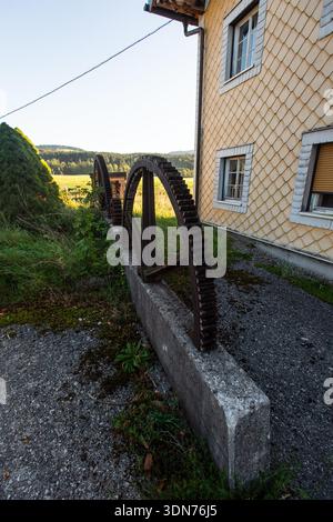 Entlang des Brunnbach am Themenweg „die Mühlen am Brunnbach“ in Thalgau im Salzburger Flachgau, Salzburg, Österreich am 20.09.2023. // entlang des Brunnbachs auf dem Themenweg „die Mühlen am Brunnbach“ in Thalgau im Salzburger Flachgau, Salzburg, Österreich am 20. September 2023. - 20230920 PD29787 Stockfoto