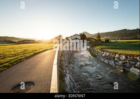 Entlang des Brunnbach am Themenweg „die Mühlen am Brunnbach“ in Thalgau im Salzburger Flachgau, Salzburg, Österreich am 20.09.2023. // entlang des Brunnbachs auf dem Themenweg „die Mühlen am Brunnbach“ in Thalgau im Salzburger Flachgau, Salzburg, Österreich am 20. September 2023. - 20230920 PD29780 Stockfoto