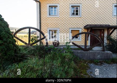 Entlang des Brunnbach am Themenweg „die Mühlen am Brunnbach“ in Thalgau im Salzburger Flachgau, Salzburg, Österreich am 20.09.2023. // entlang des Brunnbachs auf dem Themenweg „die Mühlen am Brunnbach“ in Thalgau im Salzburger Flachgau, Salzburg, Österreich am 20. September 2023. - 20230920 PD29783 Stockfoto