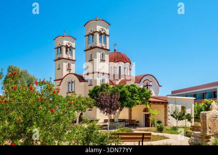 Fassade der griechisch-orthodoxen Kirche von Analipsi-Analipseos im Küstenort Georgioupolis. Kreta, Griechenland. Stockfoto