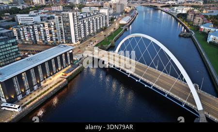 Luftaufnahme der Clyde Arc Road Bridge über den Fluss Clyde in Glasgow, Schottland, zeigt moderne städtische Uferarchitektur und t Stockfoto