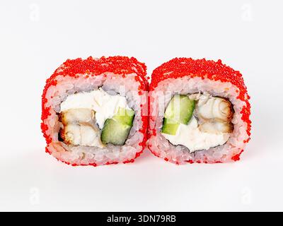 Eine minimalistische Nahaufnahme von zwei Uamaki-Sushi-Rollen, isoliert auf weißem Hintergrund. Dieses köstliche japanische Kalifornische bietet Aal, Gurke und Sahne Stockfoto