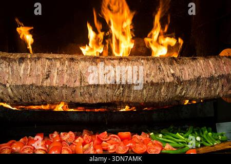 Traditionelle köstliche türkische Gerichte; Döner Kebab, cag Kebab Stockfoto