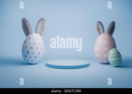 Osterproduktpodium mit Hasenohren. Eine blaue runde Bühne zeigt Eier mit Pastellmuster und flauschigen Kaninchenohren auf einem sanften blauen Hintergrund. Minimal Stockfoto
