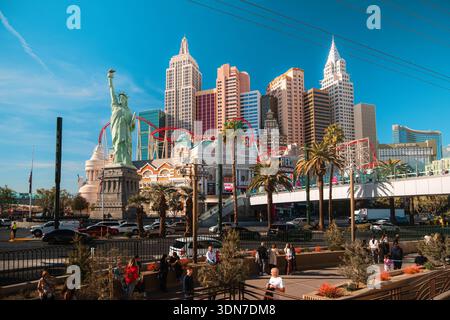 Heller Blick Auf Las Vegas City. Der Belebte Las Vegas Boulevard Mit Palmen Und Farbenfrohen Schildern Stockfoto