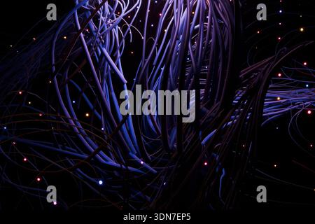 Abstrakte biologisch-technische Hybridvisualisierung. Leuchtende violette Reben und leuchtende Knoten imitieren ein komplexes zentrales Nervensystem oder eine fortgeschrittene künstliche Form Stockfoto