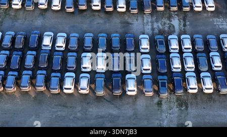 Blick aus der Vogelperspektive auf den großen Parkplatz mit neuem Auto Stockfoto
