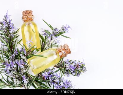 Ätherisches Rosmarinöl in einer kleinen Flasche. Natürliches Aroma-Kosmetiköl Stockfoto