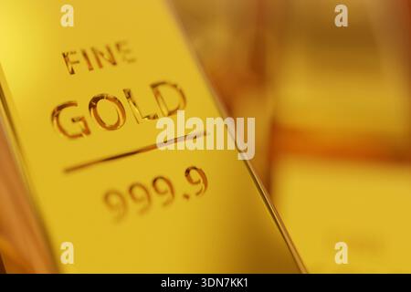 Nahaufnahme eines 999,9 feinen Goldbarren. Detaillierte Aufnahme des gravierten Markenzeichens auf einer glänzenden Edelmetalloberfläche. Ideal für High-End-Finanzierungen, Vermögensbeschaffenheit Stockfoto