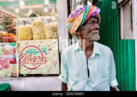 Älterer Indianer mit farbenfroher Turban im Laden in Thekkady, Kerala, Indien Stockfoto