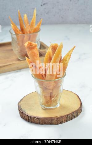 Süßes knuspriges fermentiertes Maniok (Band), ein traditioneller indonesischer Snack, gebraten bis knusprig Stockfoto