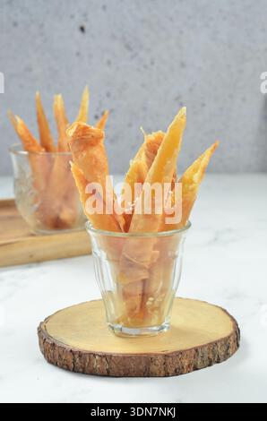 Süßes knuspriges fermentiertes Maniok (Band), ein traditioneller indonesischer Snack, gebraten bis knusprig Stockfoto