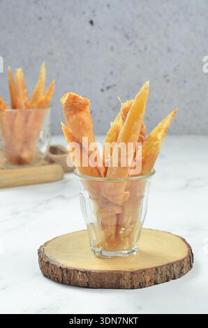 Süßes knuspriges fermentiertes Maniok (Band), ein traditioneller indonesischer Snack, gebraten bis knusprig Stockfoto