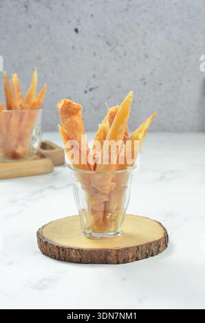 Süßes knuspriges fermentiertes Maniok (Band), ein traditioneller indonesischer Snack, gebraten bis knusprig Stockfoto