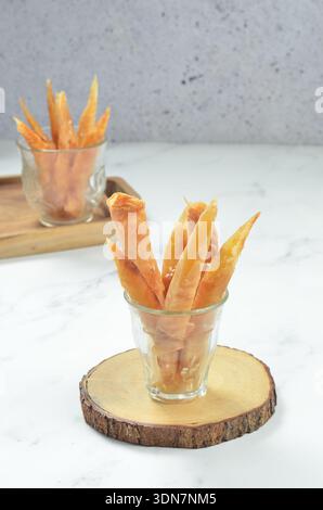 Süßes knuspriges fermentiertes Maniok (Band), ein traditioneller indonesischer Snack, gebraten bis knusprig Stockfoto