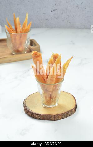 Süßes knuspriges fermentiertes Maniok (Band), ein traditioneller indonesischer Snack, gebraten bis knusprig Stockfoto