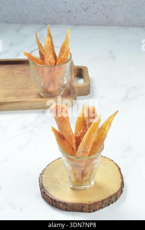 Süßes knuspriges fermentiertes Maniok (Band), ein traditioneller indonesischer Snack, gebraten bis knusprig Stockfoto