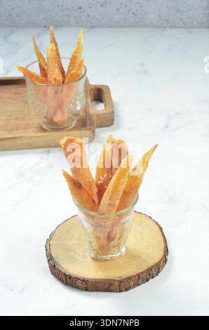 Süßes knuspriges fermentiertes Maniok (Band), ein traditioneller indonesischer Snack, gebraten bis knusprig Stockfoto