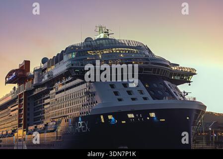 Oktober 2025; Vigo, Galicien, Spanien: Seitenansicht der Prominenten APEX mit Magic Carpet bei Sonnenaufgang in Vigo Stockfoto