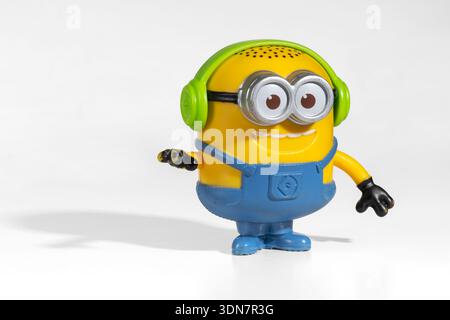 Mailand, Lombardei, Italien – 4. Februar 2026: Minion-Figur von Despicable Me mit Kopfhörern auf einem schlichten Hintergrund Stockfoto