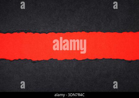 Schwarzer und roter Hintergrund für strukturiertes Papier mit Rippmuster Stockfoto