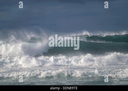 Mächtige Meereswellen krachen unter einem stürmischen Himmel. Paia, Hawaii, USA Stockfoto