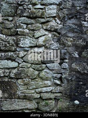 Verwitterte Kalksteinwand mit Natursteindetails. Stockfoto