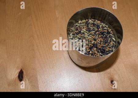 Panch Phoron ist eine Mischung aus fünf Gewürzen, die ganz oder in Öl frittiert verwendet wird, um sie als Geschmacksrichtung in indischen Gerichten zu verwenden. Kreuzkümmel, Bockshornkleesamen, Nigella sse Stockfoto