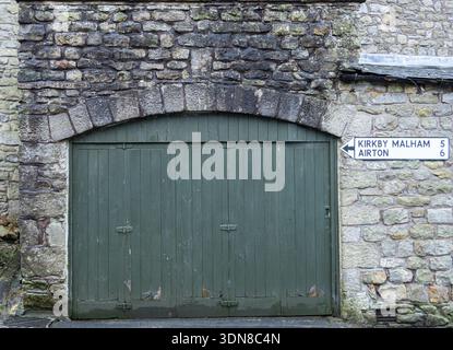 Alte Tür auf dem Land, eingerahmt von alten Mauerwerk-Blöcken. Stockfoto
