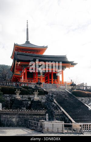 Traditioneller japanischer Tempel mit kunstvoller Architektur und Steintreppen umgeben von Grün. Kyoto, Japan Stockfoto
