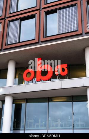 Außenansicht der Fassade der öffentlichen Bibliothek OBA Centrale mit dem roten oba-Schild und den Solarpaneelen für Fenster, Amsterdam, Noord-Holland, Niederlande, Stockfoto