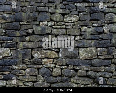 Verwitterte Kalksteinwand mit Natursteindetails. Stockfoto