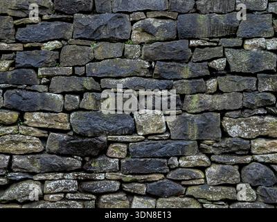 Verwitterte Kalksteinwand mit Natursteindetails. Stockfoto