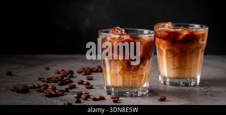Eiskaffee in einem Glas mit Sahne übergossen. Kalter Sommerdrink. Stockfoto