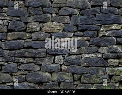 Verwitterte Kalksteinwand mit Natursteindetails. Stockfoto