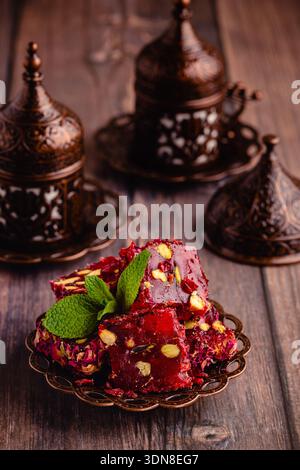 Türkische Köstlichkeiten und traditioneller türkischer Kaffee. Stockfoto