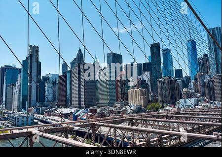 Skyline der Innenstadt von New York City mit Wolkenkratzern aus der Brooklyn Bridge. USA Stockfoto
