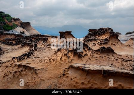 Nahaufnahme der geologischen Erosion am Yehliu Geopark in Taiwan, mit verwittertem Sandstein, geformten Felsoberflächen und natürlichen Formationen, die von geschaffen wurden Stockfoto