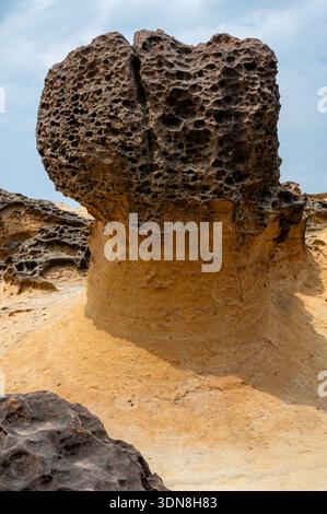 Blick auf den Big Fairy Rock im Yehliu Geopark in Taiwan, eine unverwechselbare Hoodoo-Formation, die durch Wind und Meereserosion geformt wurde Stockfoto