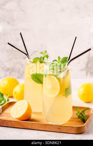 Limonade mit Zitrone, Minze und Eiswürfeln in Glas, selektiver Fokus Stockfoto