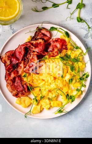 Traditionelles Frühstück, Rührei mit gebratenem Speck. Draufsicht. Stockfoto