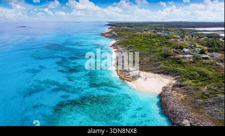 Aus der Vogelperspektive auf die wunderschöne Küste der Insel Exuma mit türkisfarbenem Meer und feinen Sandstränden, die Bahamas und die Karibik Stockfoto