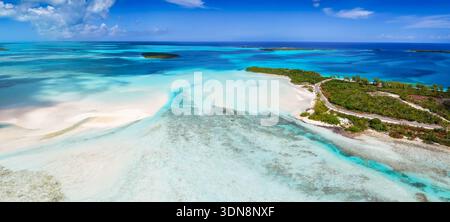 Aus der Vogelperspektive auf die Nordküste der Insel Exuma mit Exuma Point Beach und Sandbänken in Cay, den Bahamas und der Karibik Stockfoto