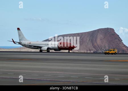 norwegisches Flugzeug srph boeing 737-8JP Flugzeug auf der Start- und Landebahn teneriffa Südflughafen teneriffa kanarische Inseln spanien Stockfoto