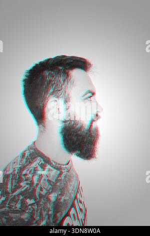 Profil des bärtigen Mannes mit Glitch-Effekt, der Stress und Verstand-Chaos symbolisiert Stockfoto