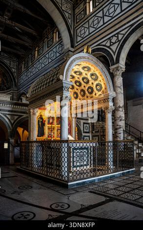 Cappella del Crocifisso von Michelozzo in der Basilika San Miniato al Monte, mit dem Tonnengewölbe mit Terrakotta-Reliefs, Florenz, Italien Stockfoto