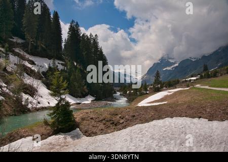 Fluss, der im Frühjahr durch eine alpine Landschaft fließt, Urnerboden, Urner Boden, URI, Schweiz Stockfoto
