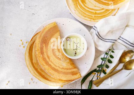 Hausgemachte Multi Grain Dosa |proteinreiche Linsencrepes serviert mit Kokos-Chutney Stockfoto
