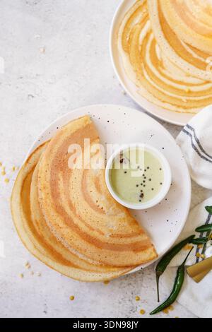 Hausgemachte Multi Grain Dosa |proteinreiche Linsencrepes serviert mit Kokos-Chutney Stockfoto